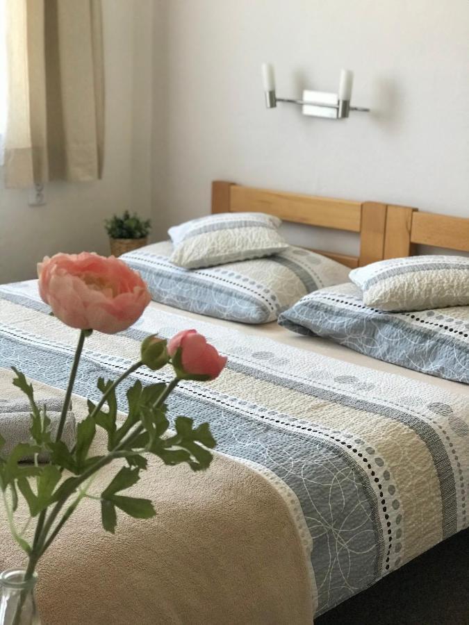 Pension Crhan Микулов Экстерьер фото