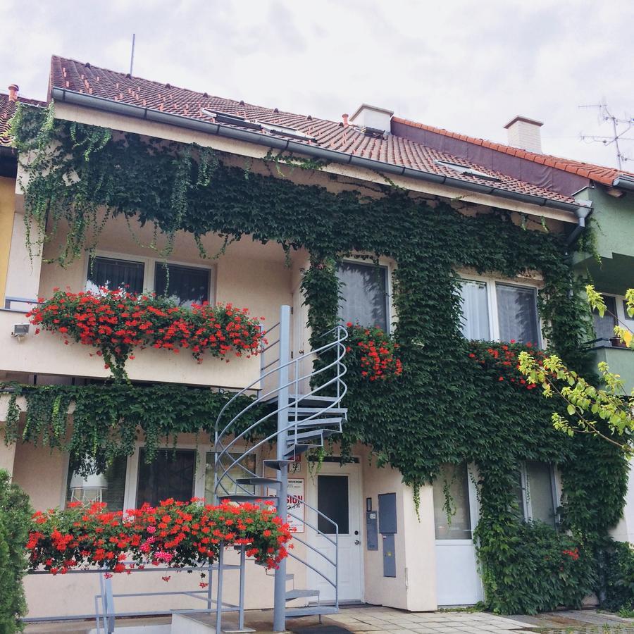 Pension Crhan Микулов Экстерьер фото